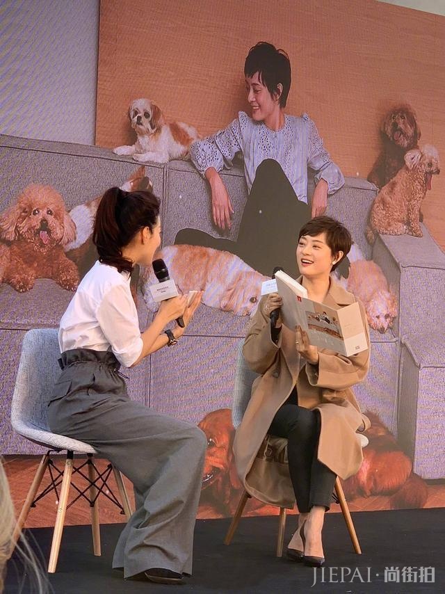 孙俪又穿长外套，这次换个颜色虽然低调很多，但也更高级有气质了