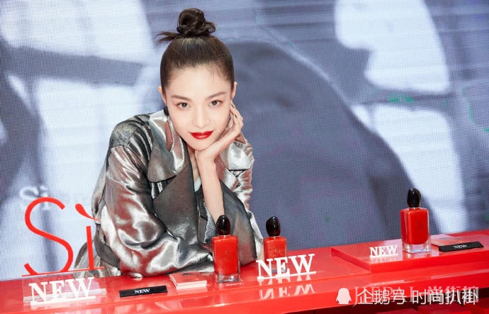 25岁钟楚曦穿背带裤素颜现身机场，变身女版“萧敬腾”