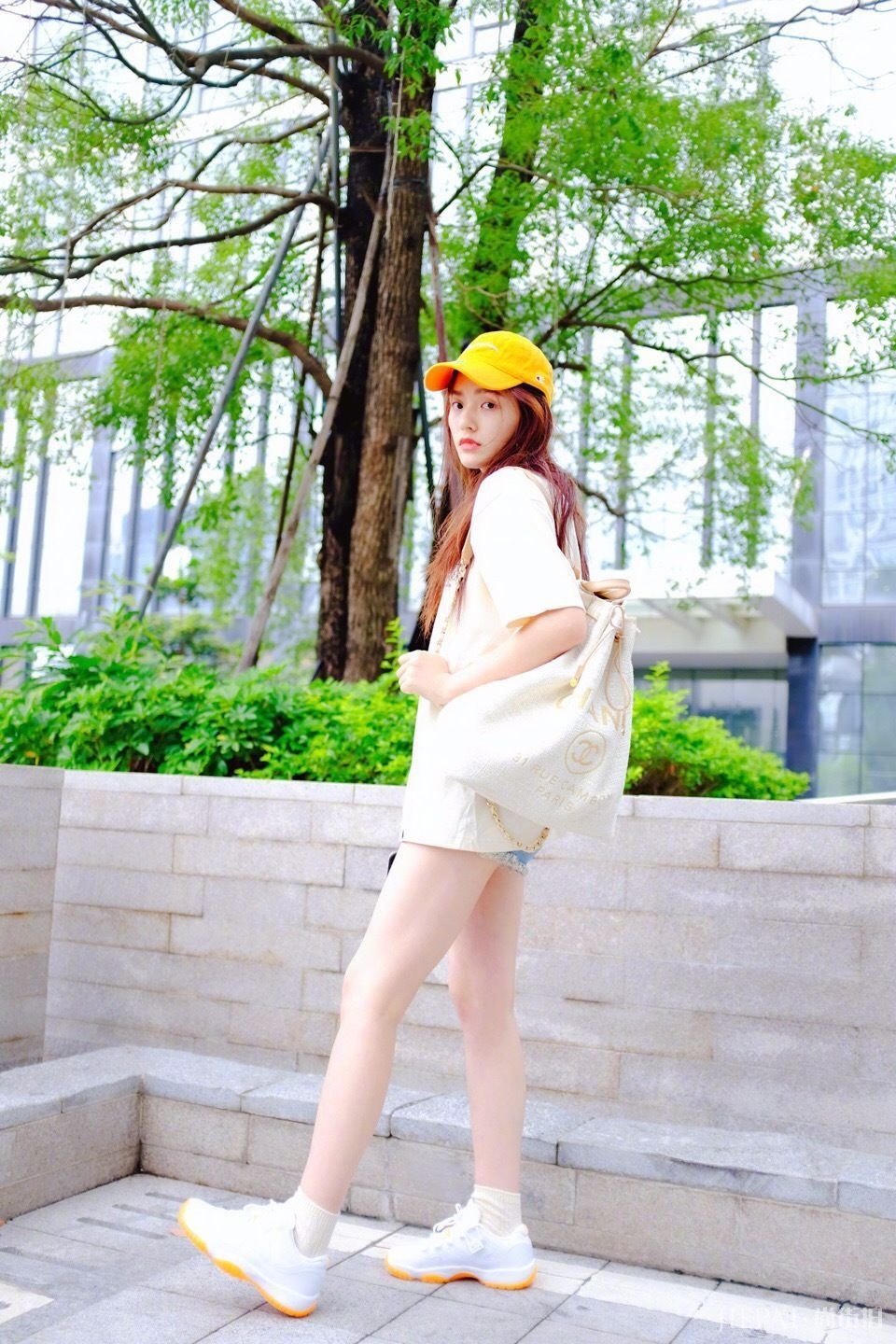 林允穿"怪物袜"现身机场,搭出了意外时髦感!