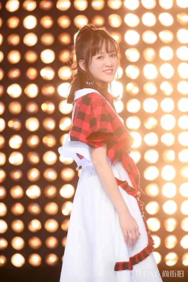 38岁陈乔恩换新发型，新的中长发发型减龄又文艺！