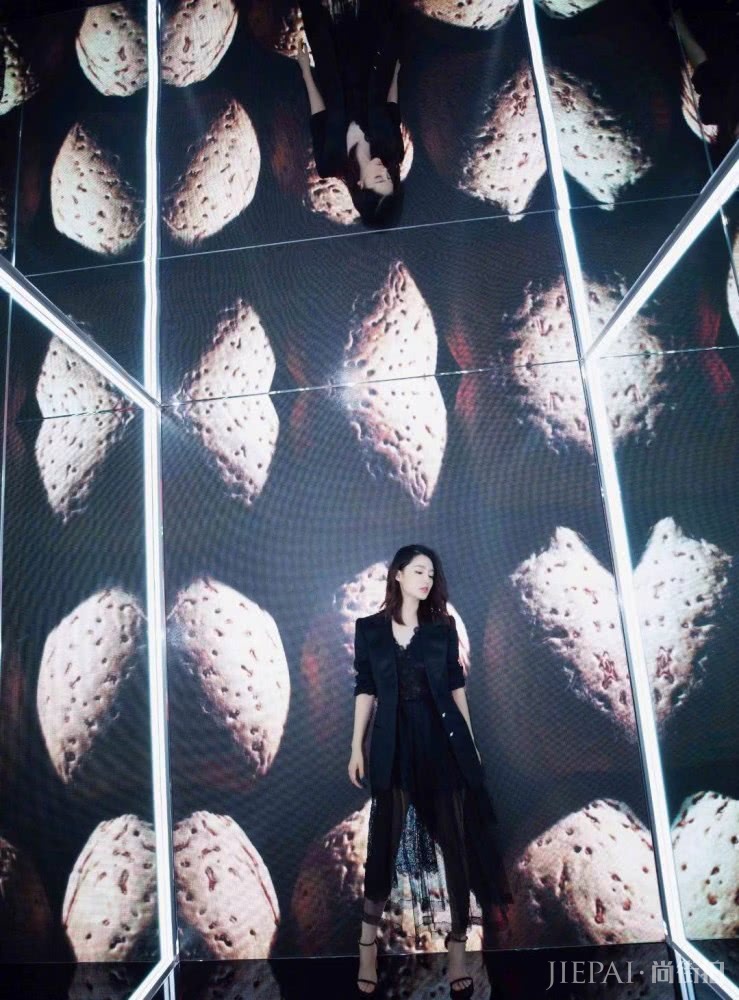 李沁终于换风格啦 ，西装配蕾丝纱裙秒变御姐