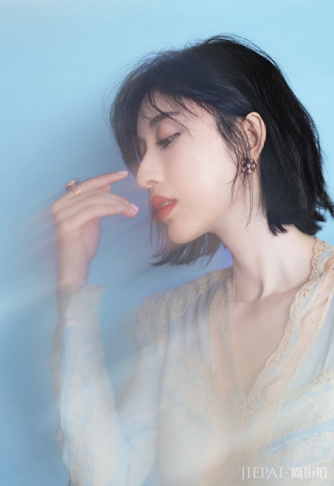 张俪穿搭走异域风格，一袭蓝色长裙性感优雅