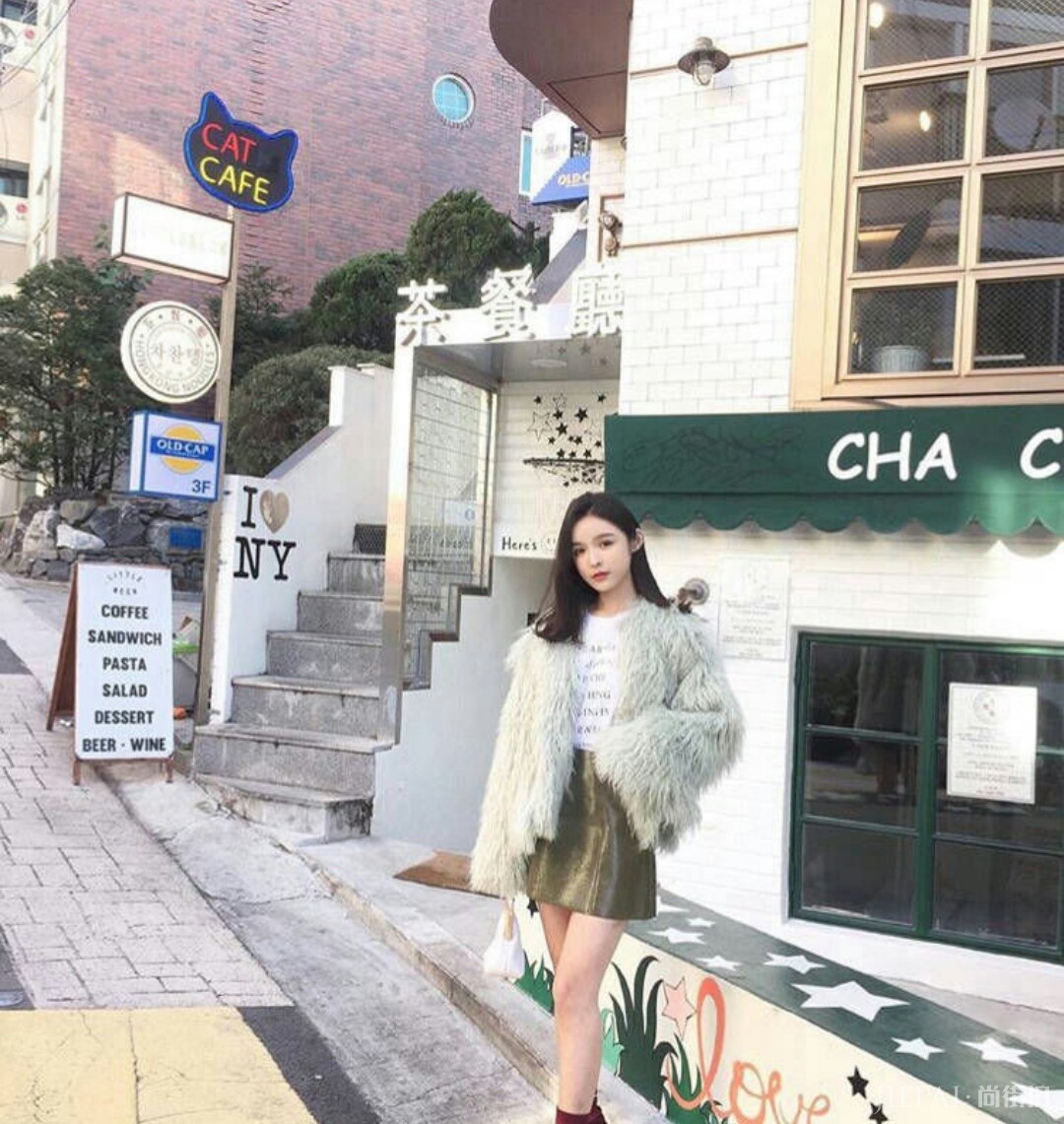 抓住秋天的尾巴，尽情享受短裙吧