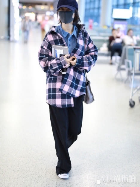 吴昕机场街拍 超大格子外套+“拖地裤” 打扮显邋遢