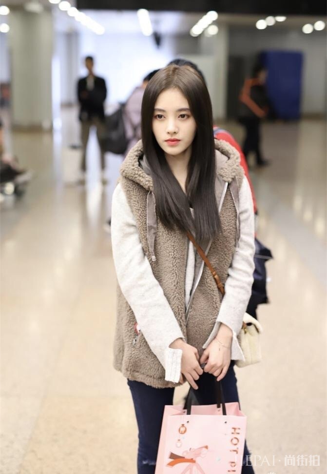 鞠婧祎的腿可真细,这么紧的裤子都能穿进去,网友:80斤都说多了