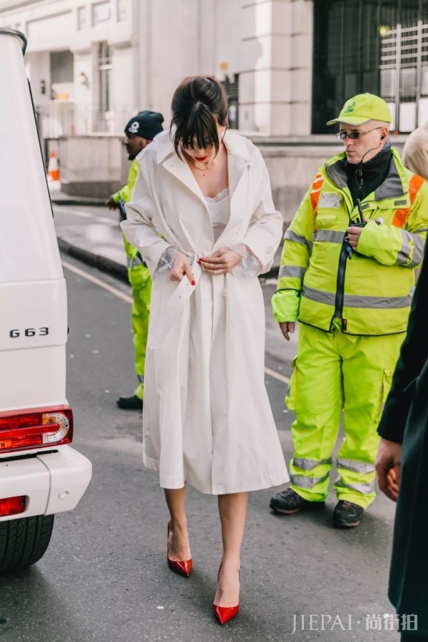 秋天风衣裙子怎么搭好看?风衣裙子穿好了能搭出高级感