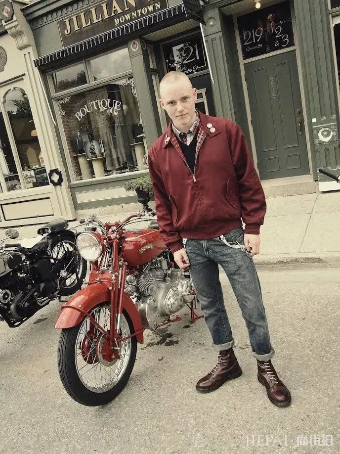 偷偷穿上爸爸飞行员夹克，发现到现在一点也不过时