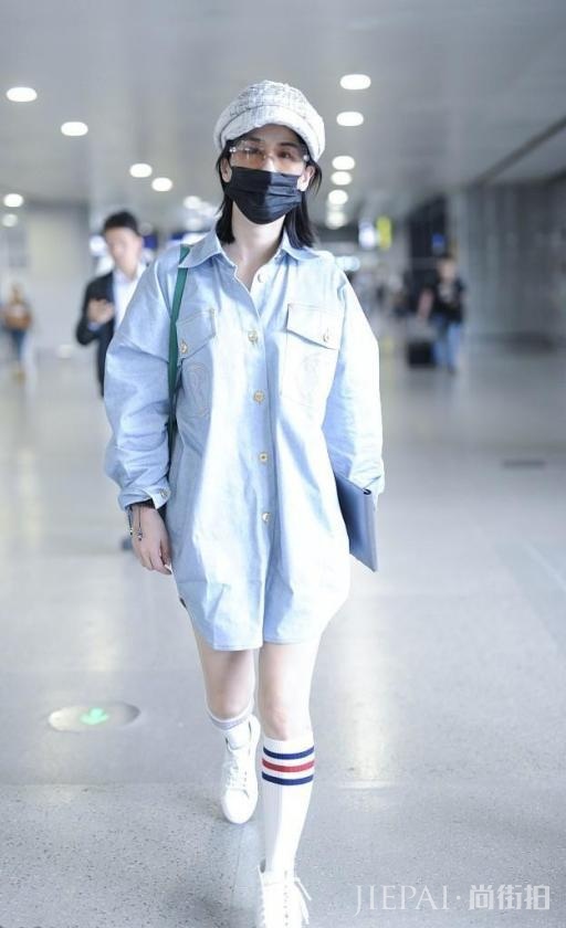 35岁黄圣依和24岁鞠婧祎同穿高筒袜，真嫩与装嫩的差别一目了然