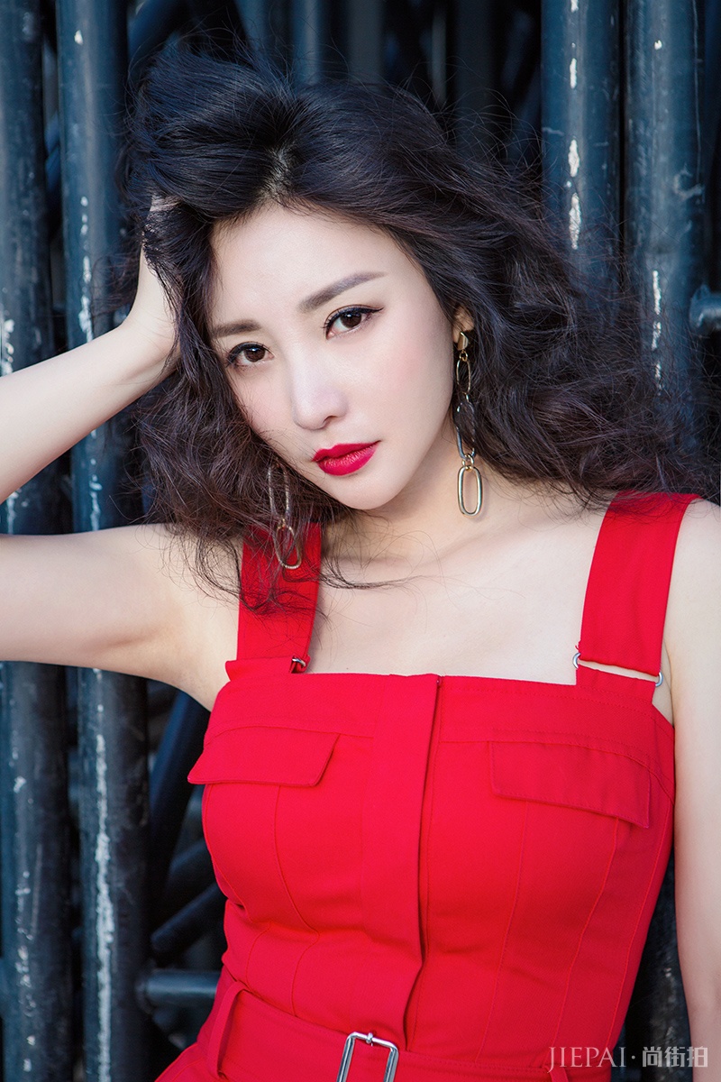 柳岩红唇迷离卷发写真曝光  将携《张天志》亮相釜山电影节