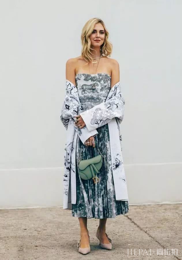 我用外套搭长裙 成为办公室最精致的女孩