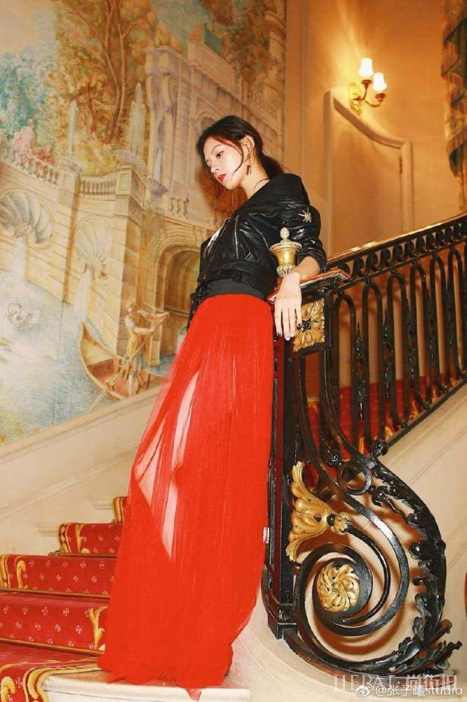 张予曦穿一件红色裙子就能撑得住场面,一般人驾驭不了