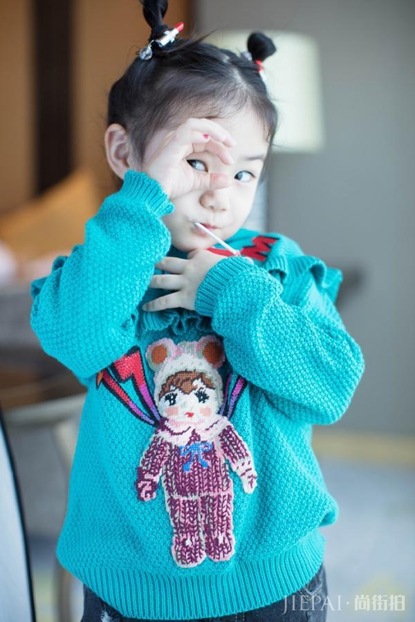 小戚薇Lucky这么小就开始带货！可爱荷叶边撞衫周冬雨