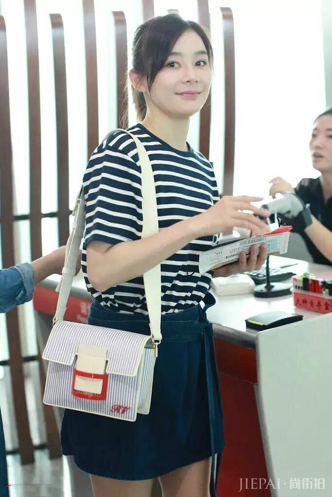 袁姗姗比关晓彤还美？一袭心机长裙，露出事业线