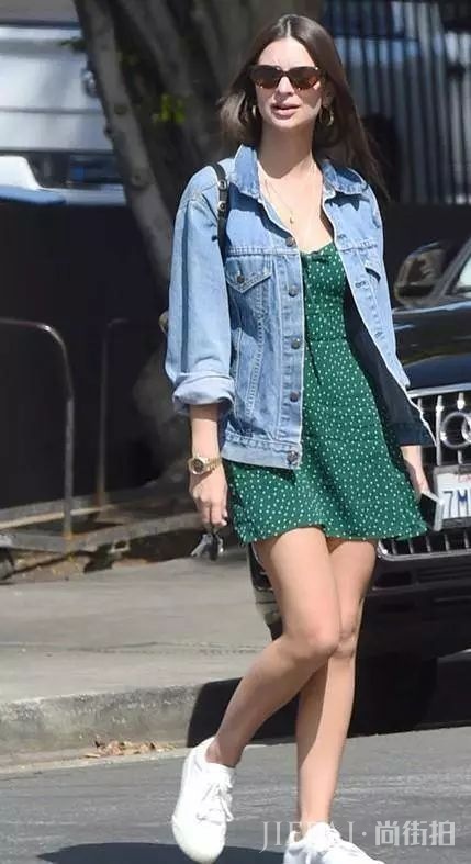 天气渐冷，让我们跟着赵丽颖学习“上厚下薄”穿搭法