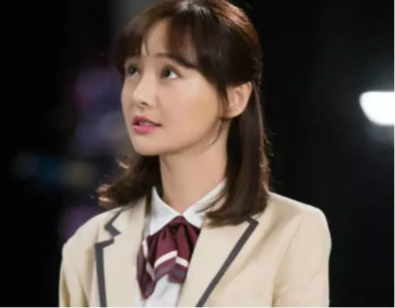 郑爽穿了件普通V领上衣，就轻轻松松上热搜