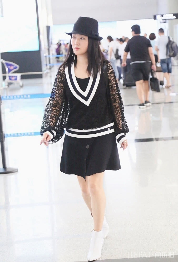 杨钰莹现身机场,蕾丝V领上衣配短裙,40多岁了越活越年轻