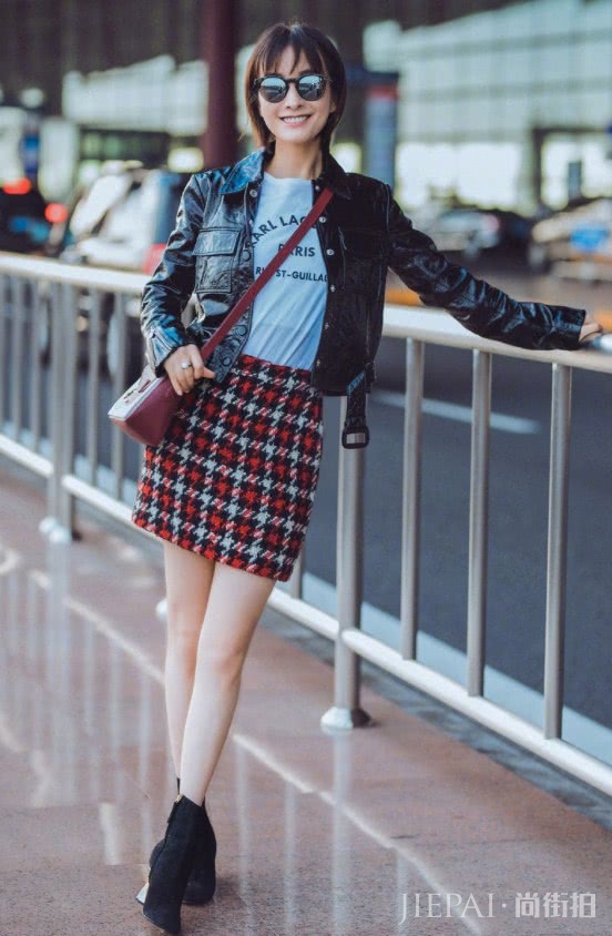 吴昕机场街拍 穿着一条睡裤就出现了!