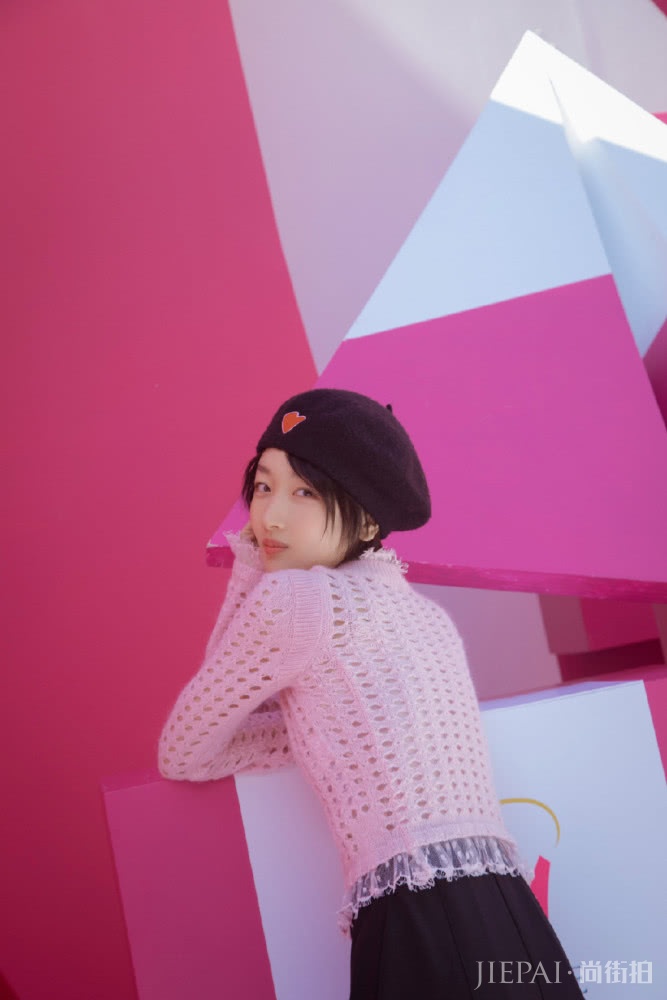 周冬雨穿粉色上衣+黑短裙现身，短发造型俏皮可爱