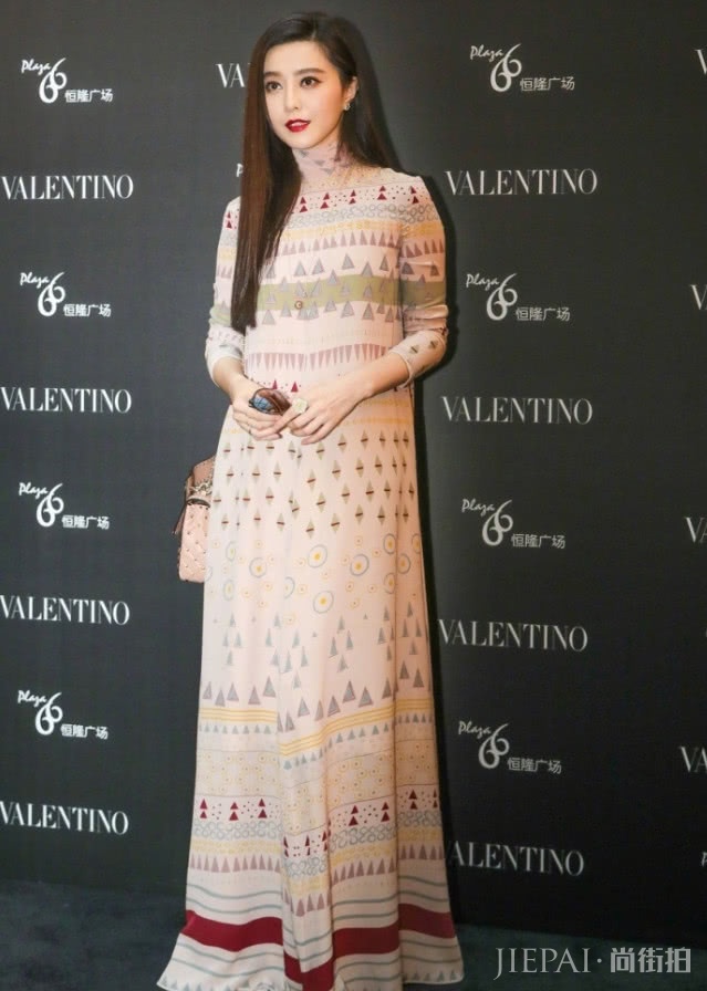 终于找到范冰冰尴尬丑照，穿上这条“窗帘裙”，脖子“消失”了！