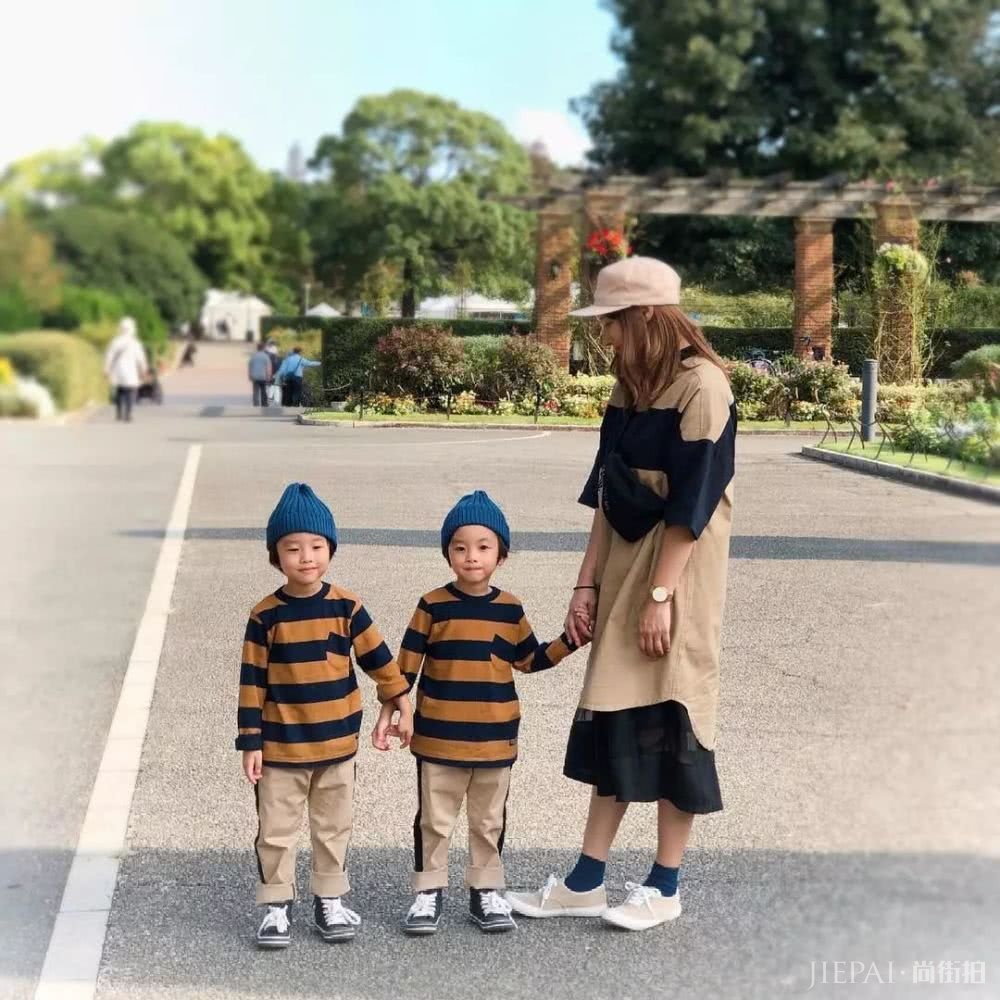 这位日本辣妈和双胞胎萌娃的亲子穿搭太有爱，引无数网友围观