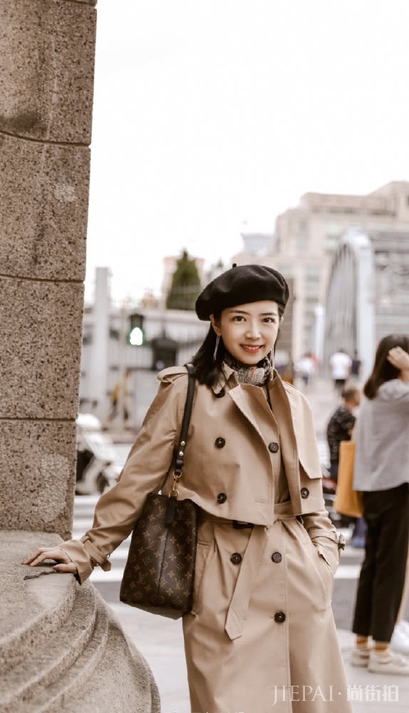 时尚博主教你个子160左右女生日常穿搭指南，用贝雷帽和卡其色风衣穿出时尚优雅