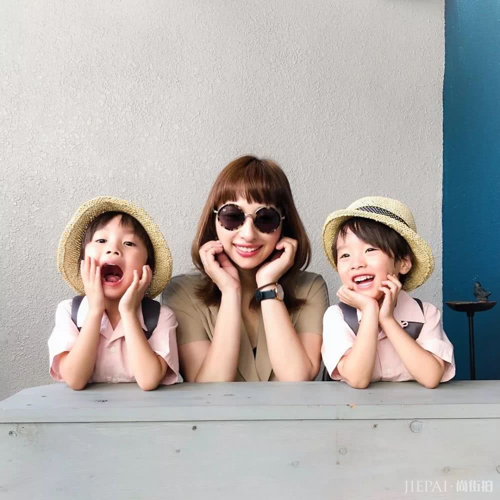 这位日本辣妈和双胞胎萌娃的亲子穿搭太有爱，引无数网友围观