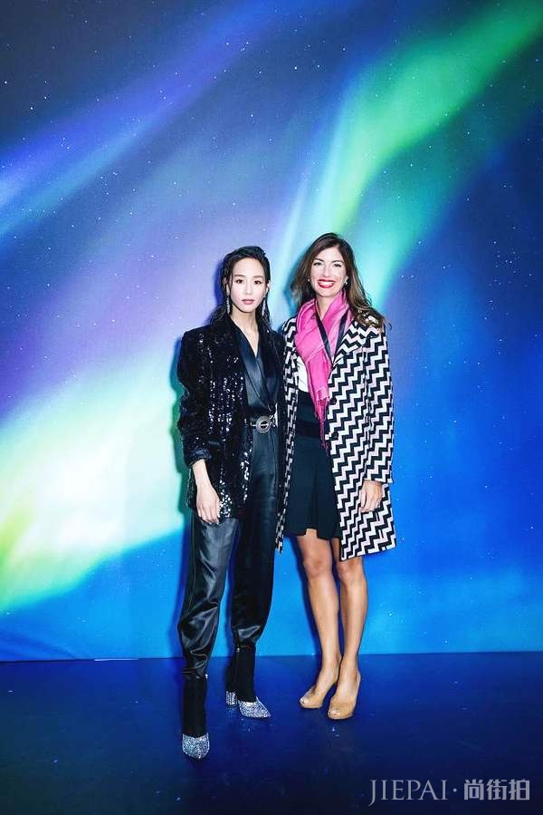 张钧甯亮片外套搭黑色连体裤，T台上气场十足！三百六十度无死角