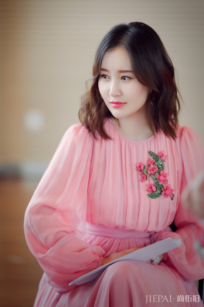 30岁舒畅最新造型，穿对了衣服，又加上摩卡波波头发型，美呆了