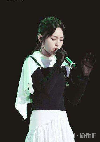 周笔畅的改变真是惊艳, 穿黑色印花裙大露香肩 网友: 继续保持