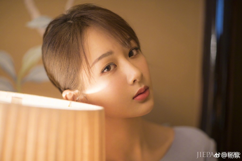 杨紫现身金鹰节 身型优雅似白天鹅