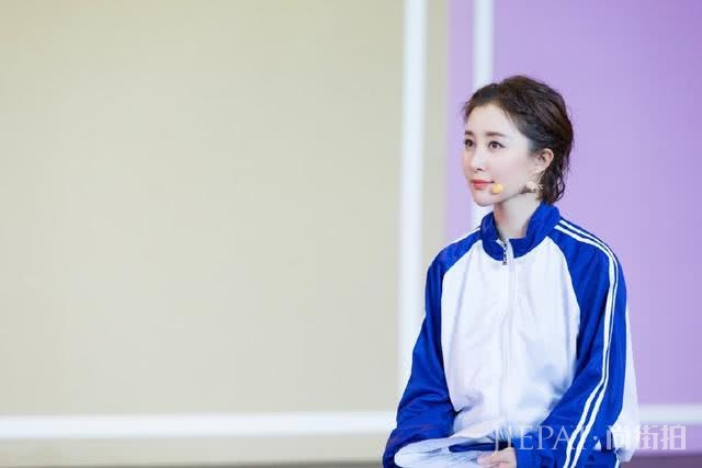 30岁舒畅最新造型，穿对了衣服，又加上摩卡波波头发型，美呆了