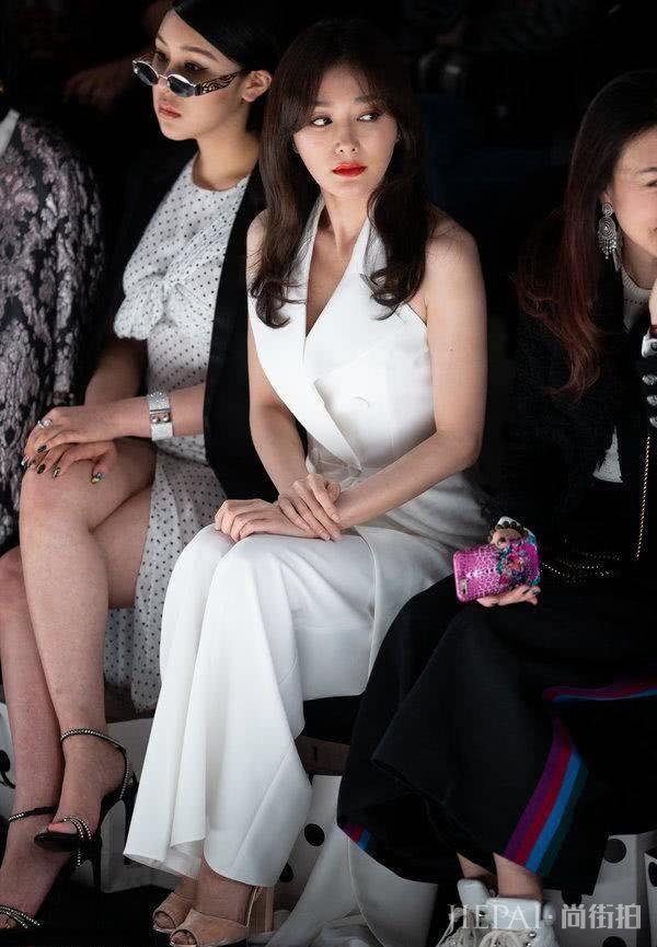 秦岚上海时装周搭配白色套装 演绎优雅好气质