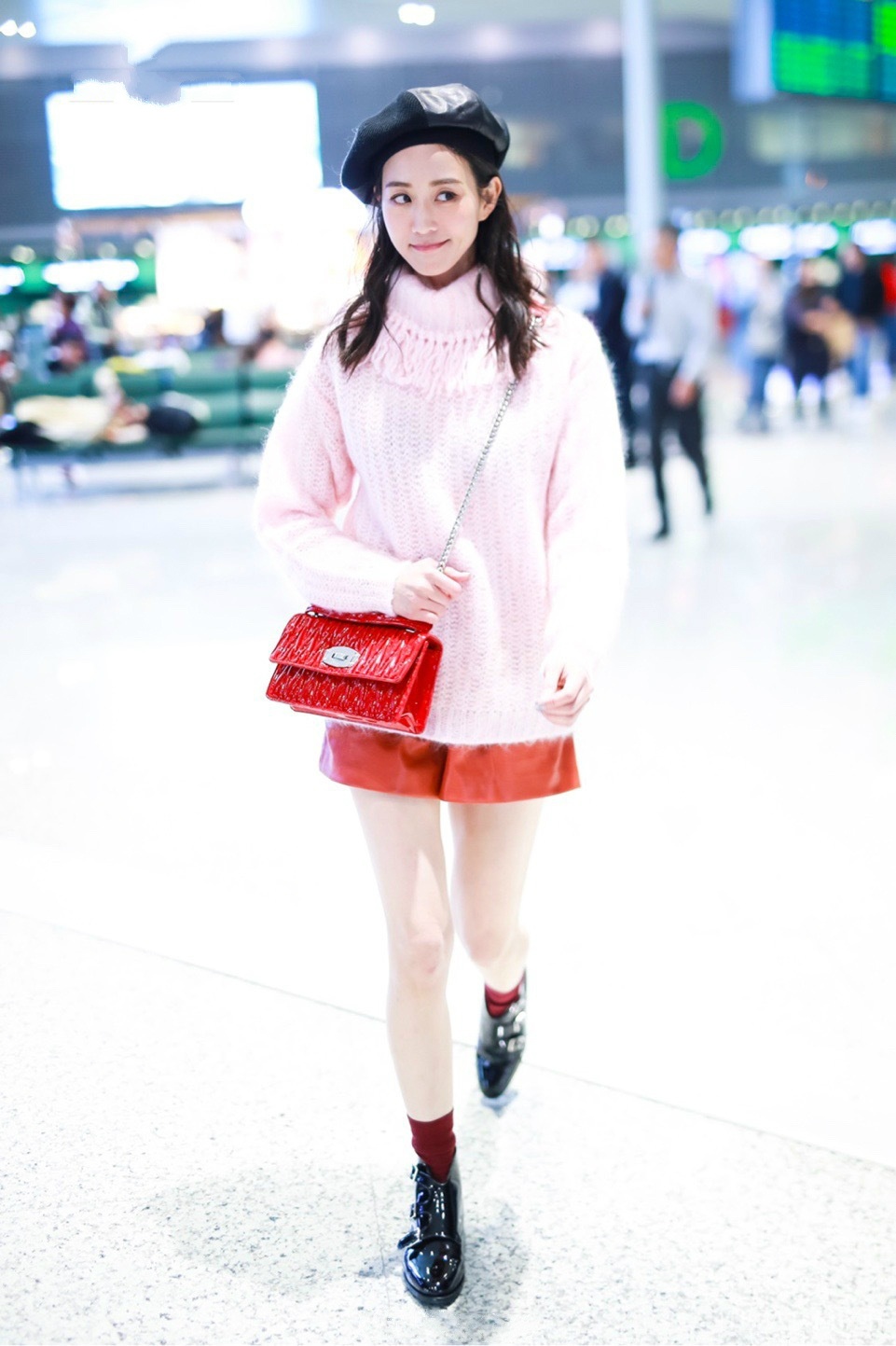 张钧甯最新机场街拍！粉色毛衣配短裤，少女感十足