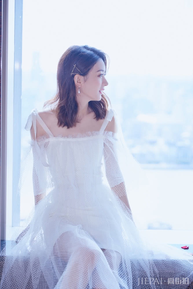 赵丽颖美呆了,一身粉色连衣裙搭配秒变18岁少女