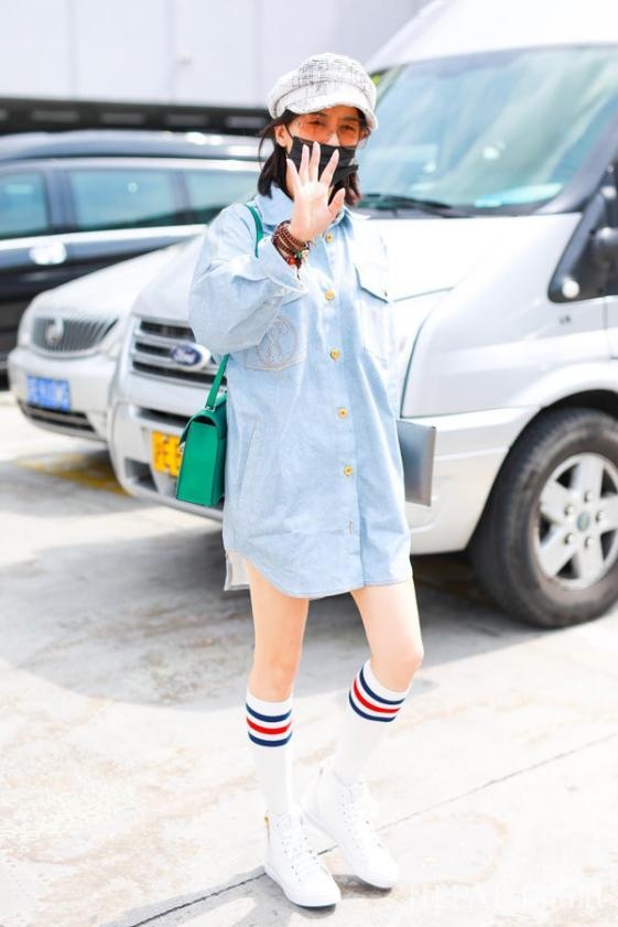 35岁黄圣依和24岁鞠婧祎同穿高筒袜，真嫩与装嫩的差别一目了然