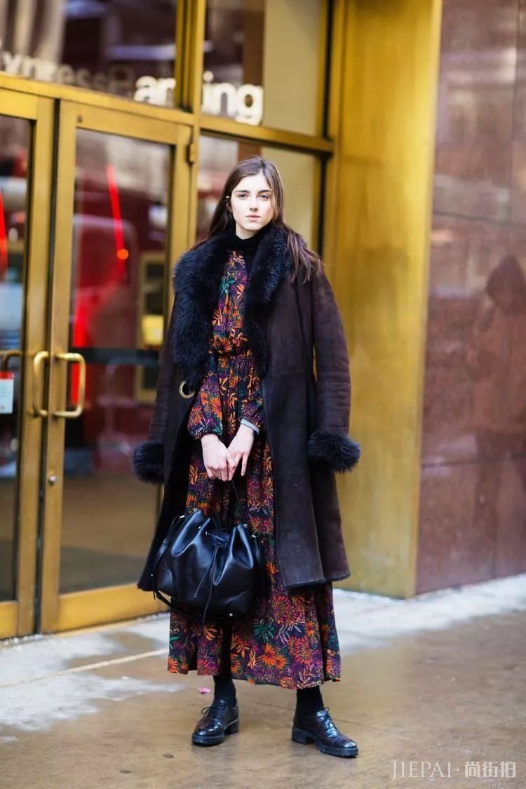 看街拍学搭配 6款内搭时髦、有型又保暖，看你中意哪一款