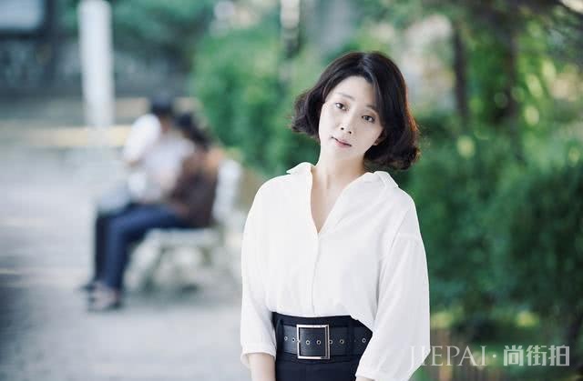 殷桃造型性感大方，一身连衣裙气场全开，但最大的亮点却是发际线