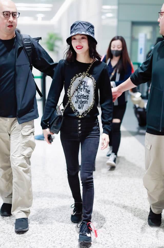 张韶涵T恤搭配小脚裤显高又显瘦,真会穿