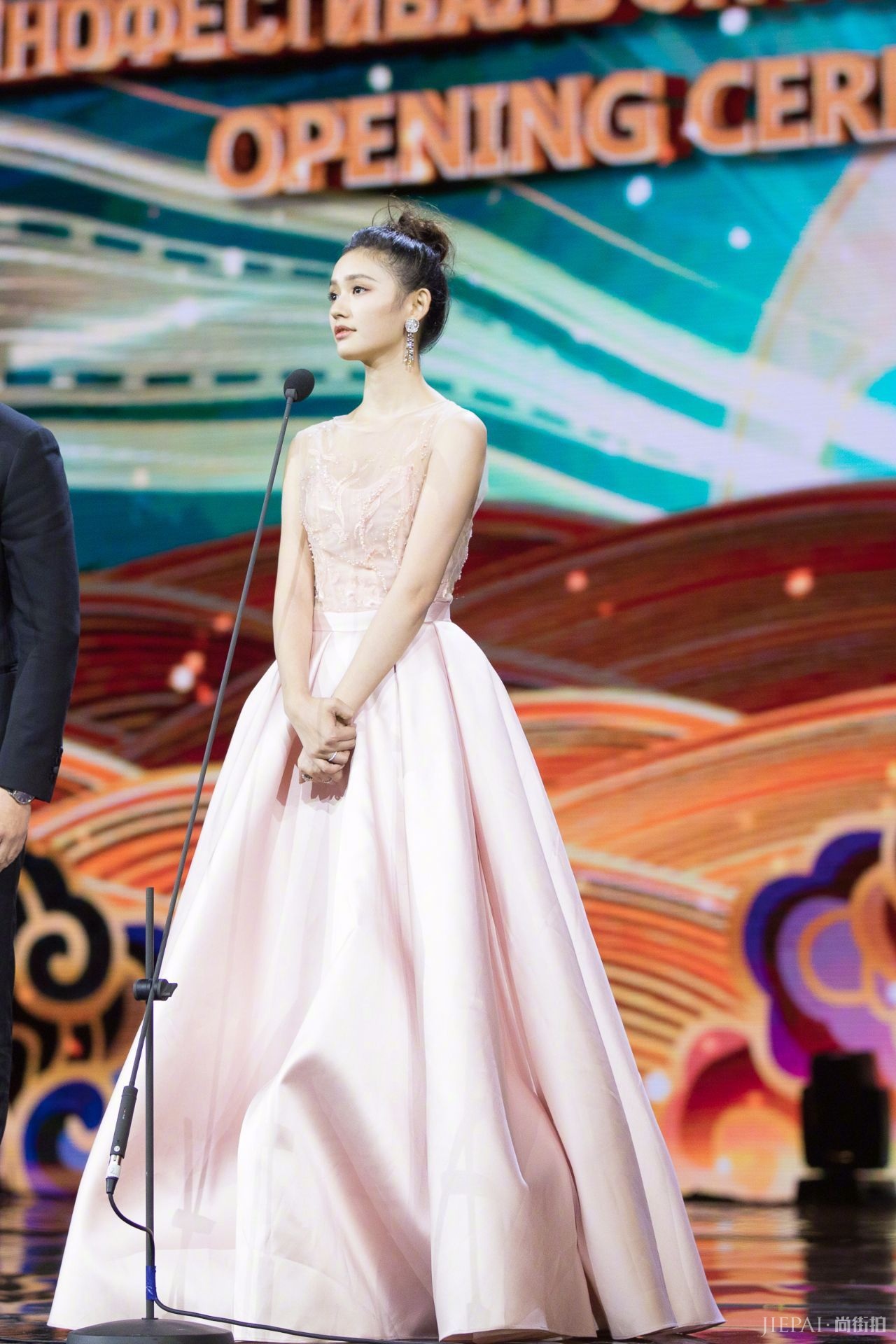 林允穿"怪物袜"现身机场,搭出了意外时髦感!