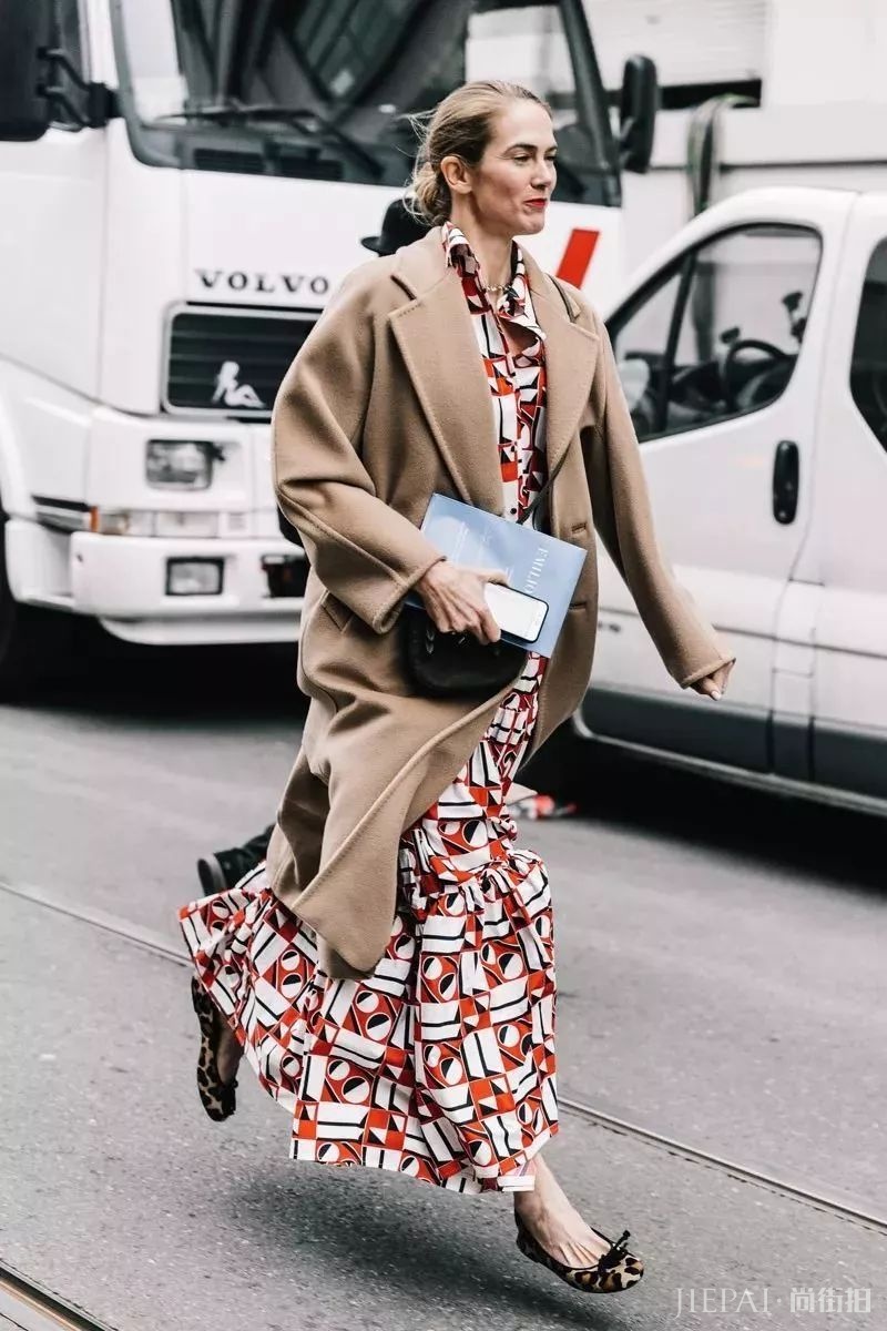 看街拍学搭配 6款内搭时髦、有型又保暖，看你中意哪一款