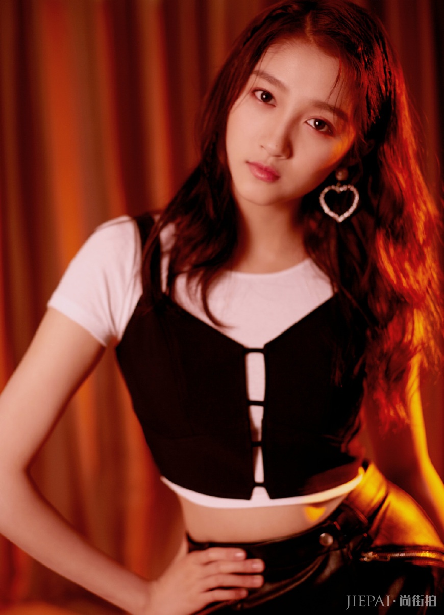 21岁关晓彤终于穿对了，大妈印花裙穿出时尚大片感，气质好真任性