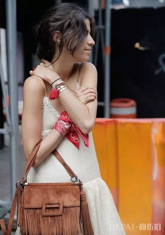 秋天就得搭配丝巾,丝巾的N种系法!