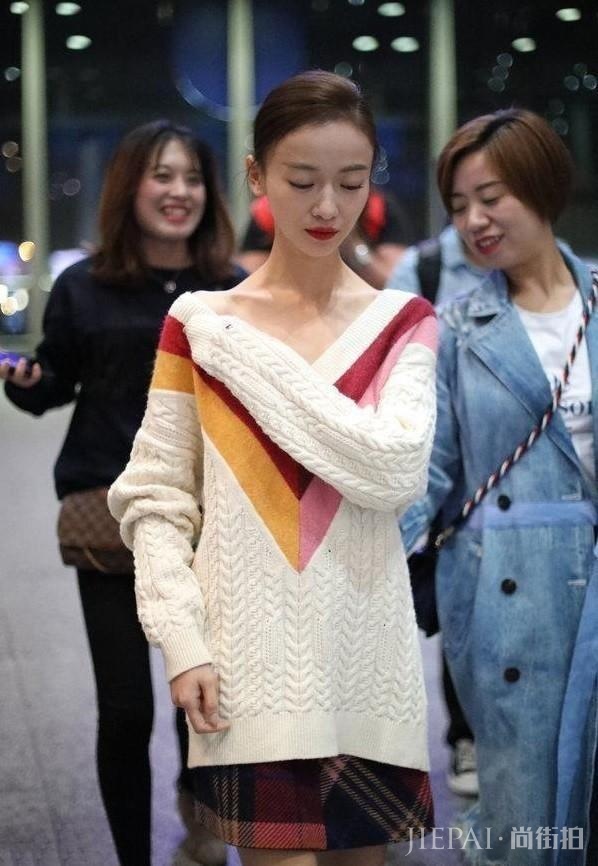 吴谨言瘦成纸片人衣服都撑不起来 锁骨超抢镜