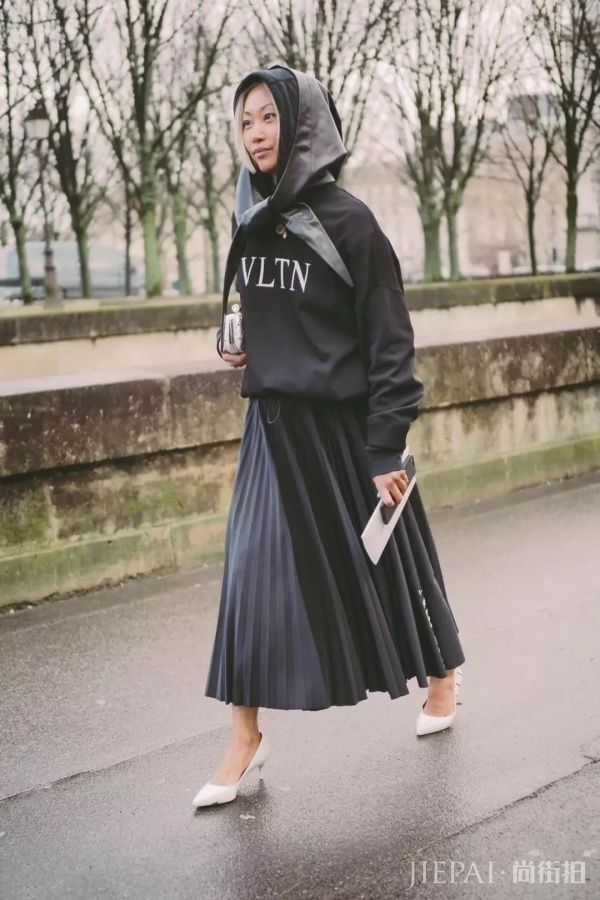 女生秋冬卫衣怎么穿好看？卫衣比高领衫减龄比衬衫实穿