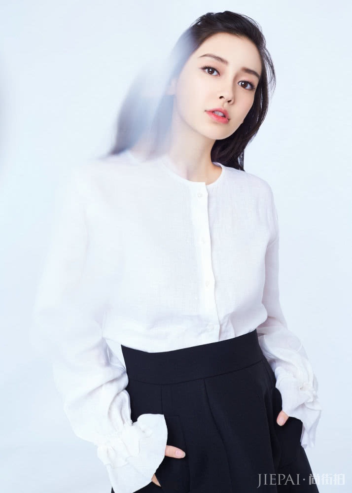 又被杨颖新造型美到了,穿白裙留刘海,竟清纯得像个小仙女