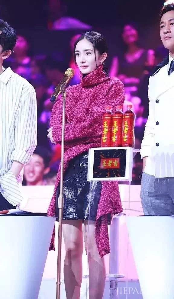 今年秋冬,杨幂的毛衣搭配穿法又火起来了