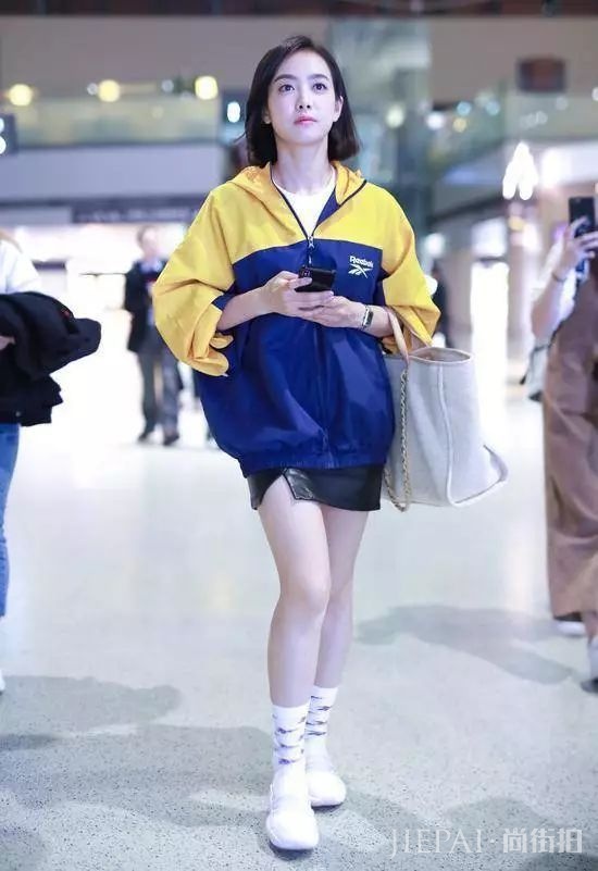 天气渐冷，让我们跟着赵丽颖学习“上厚下薄”穿搭法