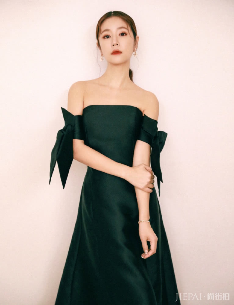林心如真任性，墨绿色礼服配显得特别高贵 满满的贵妇的气质