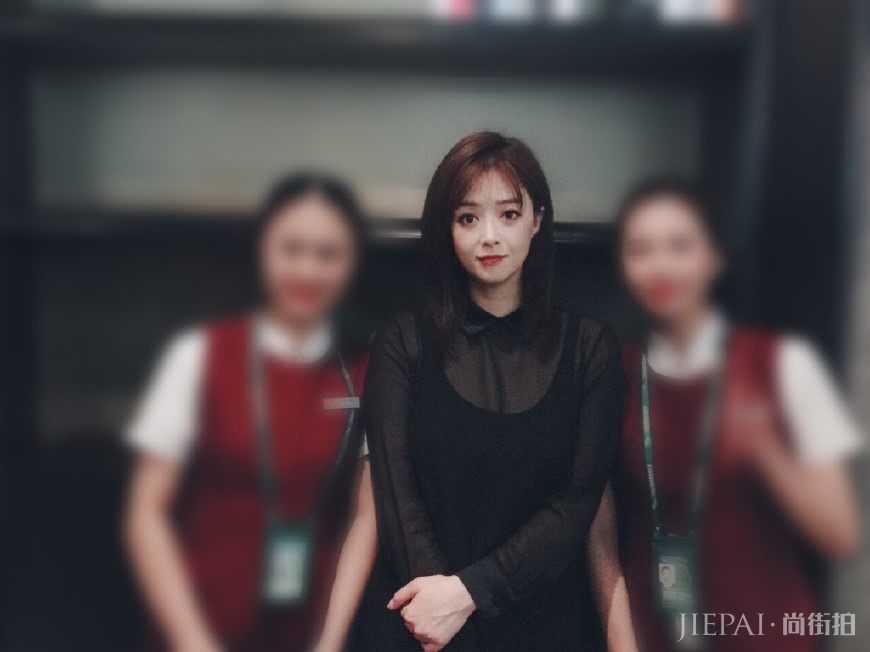 35岁蒋欣好会穿,透视衣配阔腿裤,未修图也又美又瘦