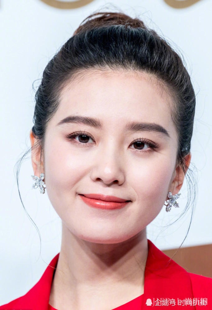 刘诗诗“闭关”四月后穿红色西装裙亮相,身材圆润女人味十足